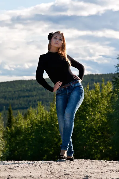 Meisje op een bos weg — Stockfoto