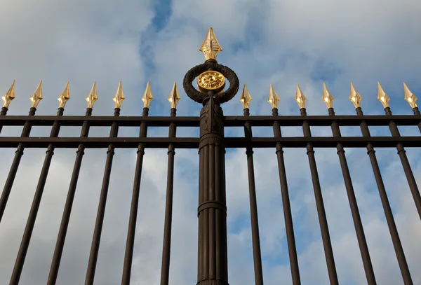 Χάλυβας φράχτη με χρυσό spears — Φωτογραφία Αρχείου