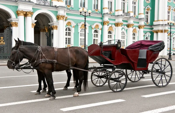 Carriage with horses in the background of the Hermitage — Stock Photo, Image