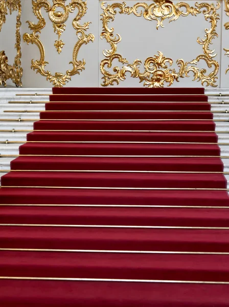 Röda mattan på marmor trappan — Stockfoto
