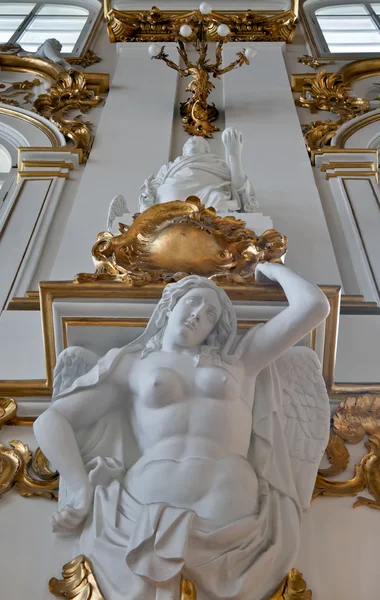 Statue en marbre d'une fille nue — Photo