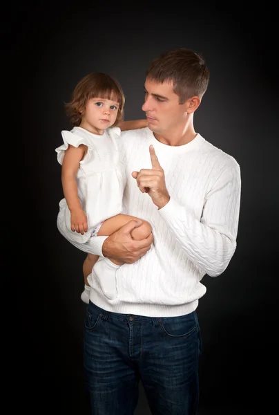 Πατέρα, κουνώντας το δάχτυλό του σε μια μικρή κόρη — Φωτογραφία Αρχείου