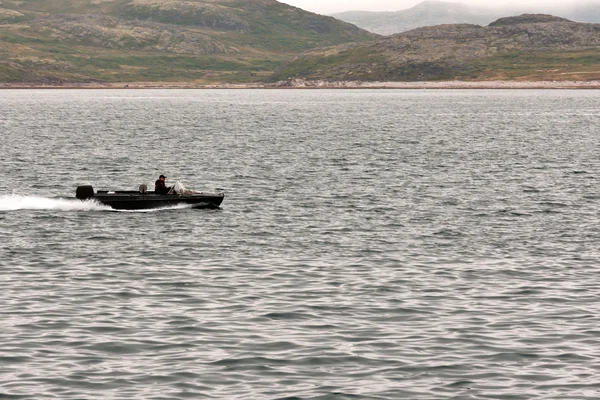 Gite in barca a motore intorno alla baia nel Mare di Barents . — Foto Stock