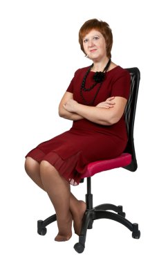 bir sandalyede orta yaşlı bir kadın