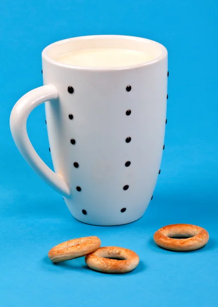 Cupful de leite e anéis de pão — Fotografia de Stock
