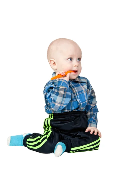 Turuncu bir kaşık ile küçük bir çocuk — Stok fotoğraf