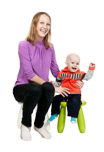 Anne ve oğlu stüdyoda bir sandalyede — Stok fotoğraf