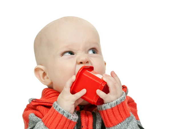 Malý chlapec, žvýkání na plastové pyramidy v ateliéru — Stock fotografie
