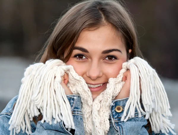 一个女孩的肖像包裹在一个温暖的围巾 — 图库照片