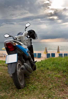 Karon beach phuket üzerinde motosiklet