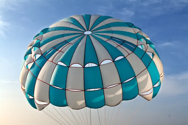 Paracaídas en el cielo —  Fotos de Stock