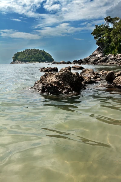 Ön på stranden i kata phuket — Stockfoto