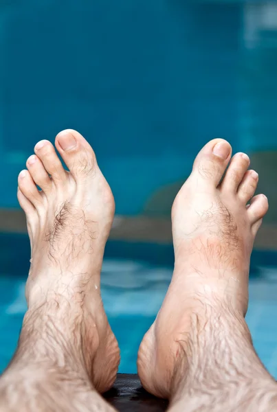 Men's feet on the background of the pool — Stock Photo, Image