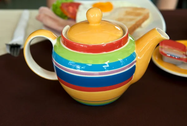 Renkli çizgili çaydanlık — Stok fotoğraf