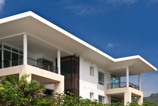 Casa moderna su uno sfondo di cielo blu — Foto Stock