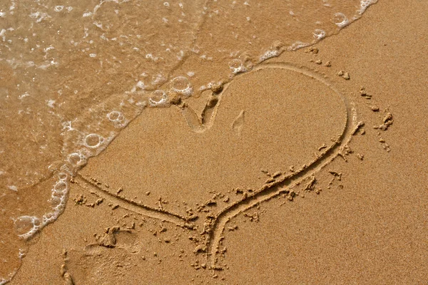 Hjärta dras i sanden — Stockfoto