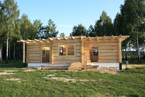 Деревянный дом в стадии строительства — стоковое фото