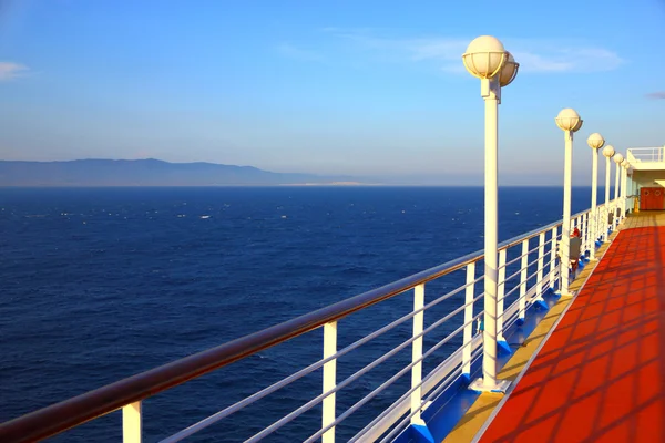 Open dek op een mooie cruiseschip — Stockfoto