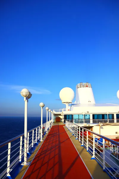 Offenes Deck auf einem schönen Kreuzfahrtschiff — Stockfoto