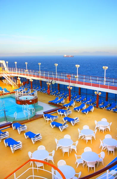 Open deck on a beautiful cruiseship — Stock Photo, Image