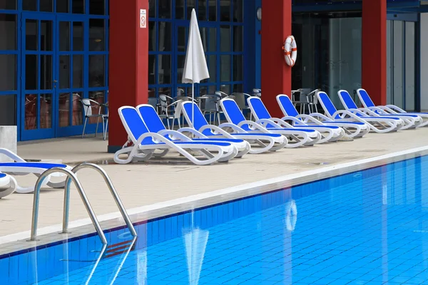Słoneczny taras z basenem — Zdjęcie stockowe