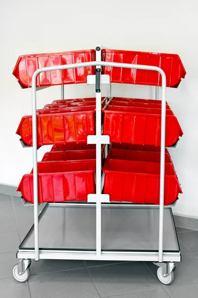 Красная инвентарная тележка — стоковое фото