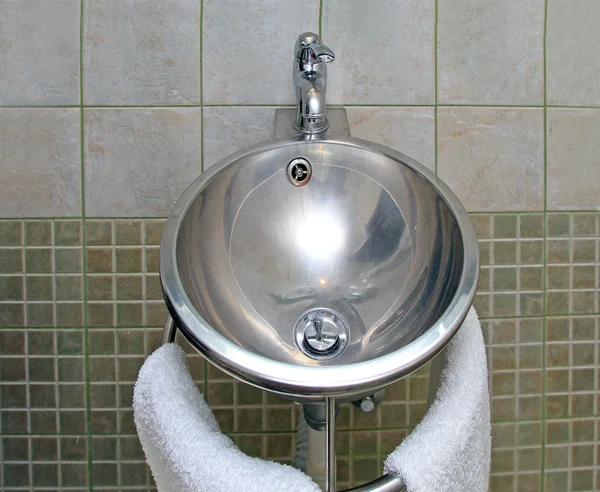 Gümüş lavabo — Stok fotoğraf