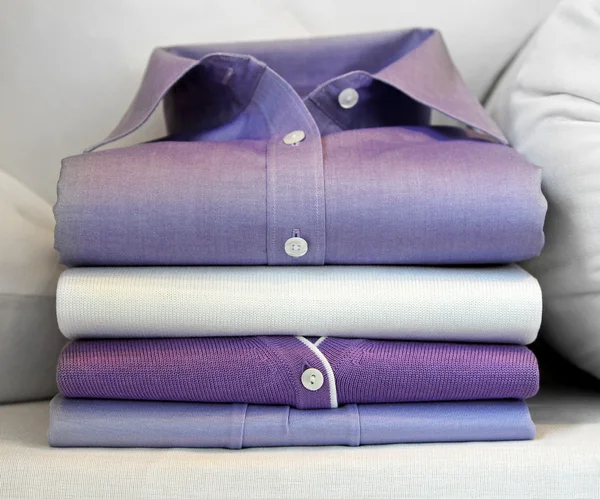 Fioletową koszulkę — Zdjęcie stockowe