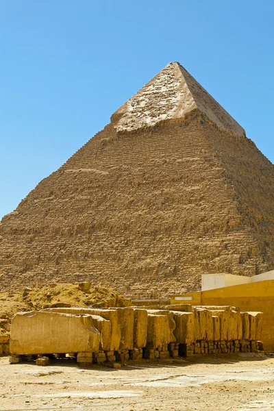Pyramide and stones — Stock Photo, Image