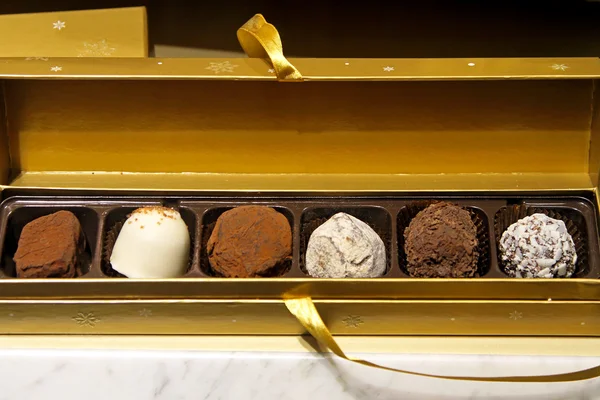 Caja de regalo de chocolate —  Fotos de Stock