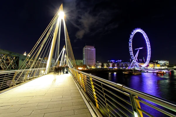 Embankment noite ponte — Fotografia de Stock