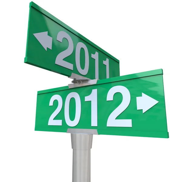 Año Nuevo 2012 Flechas que apuntan desde 2011 en las señales de calle de dos vías — Foto de Stock