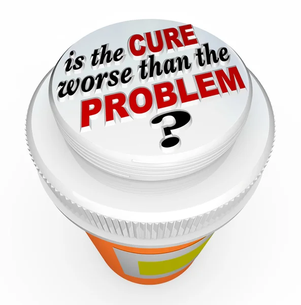 Es la cura peor que el problema de la tapa de la botella de la medicina — Foto de Stock