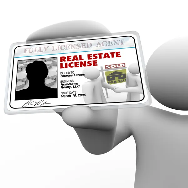 Realitní agent držící licenci laminované identifikační průkaz — Stock fotografie