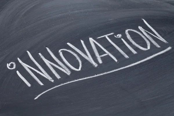 Słowo innowacji na tablicy — Zdjęcie stockowe