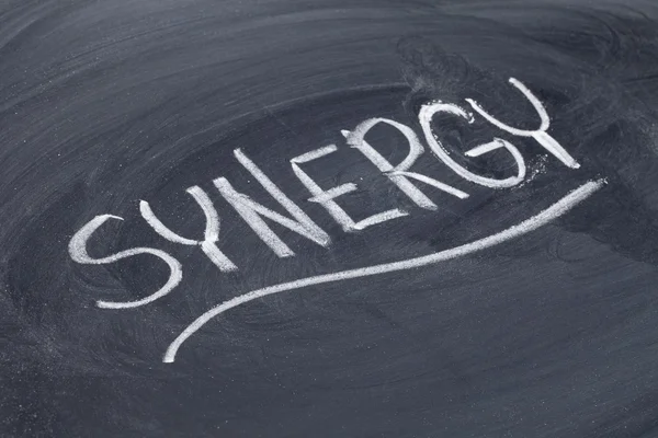 Synergie woord op blackboard — Stockfoto