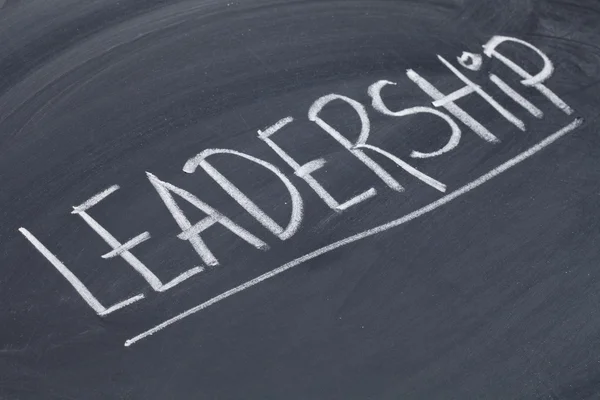 칠판에 리더십 단어 — 스톡 사진