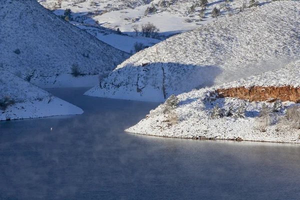 Mountain lake in winter — Stock Photo, Image