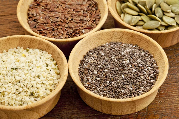 Chia e outras sementes saudáveis — Fotografia de Stock