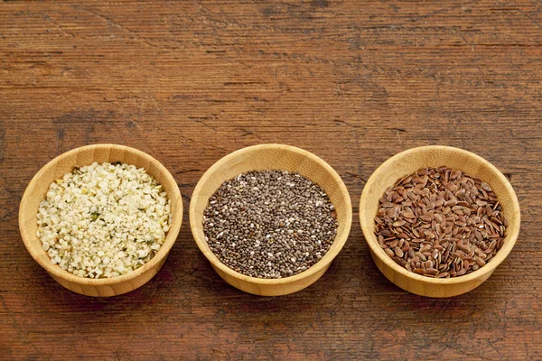 Chia, keten ve kenevir tohumlar — Stok fotoğraf