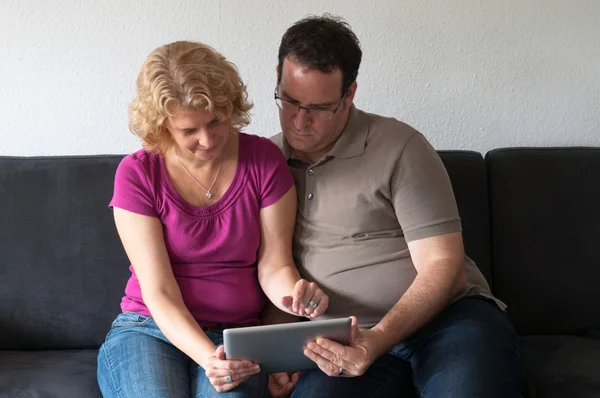 Medelålders par med digital TabletPC — Stockfoto