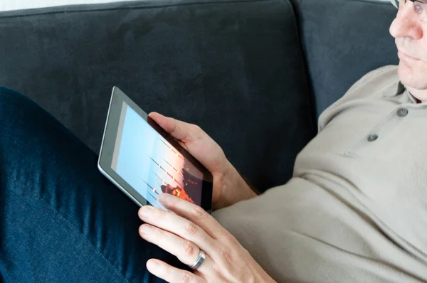 Mann mittleren Alters mit digitalem Tablet PC — Stockfoto
