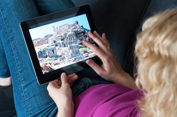 Femeia de vârstă mijlocie cu tabletă digitală PC — Fotografie, imagine de stoc