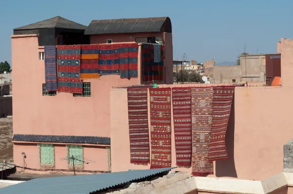 Marockansk byggnad med berberspråk mattor — Stockfoto