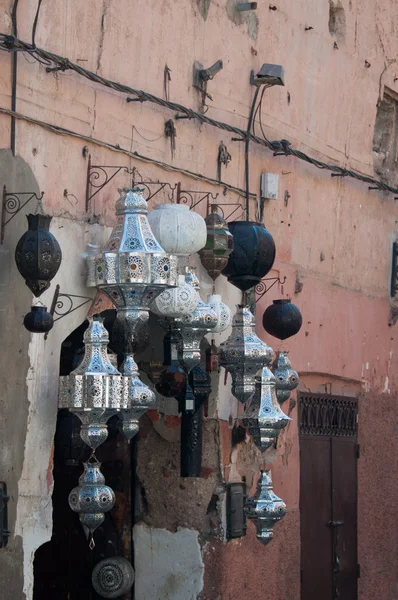 Lámparas de metal en el mercado marroquí — Foto de Stock