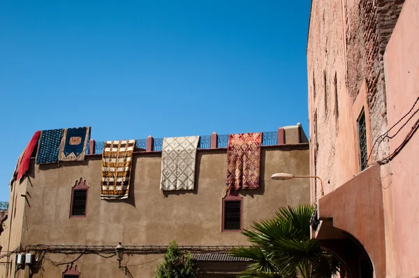 Μαροκινό κτήριο με χαλιά berber — Φωτογραφία Αρχείου