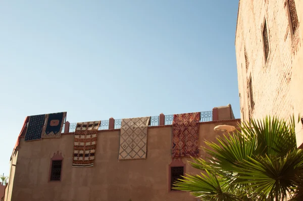 Prédio marroquino com tapetes berberes — Fotografia de Stock