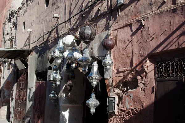 Metall lampor i marockanska marknaden — Stockfoto