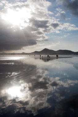 famara plajda, lanzarote güzel gün batımı