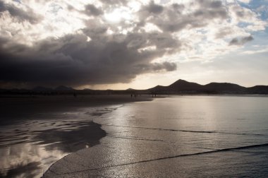 famara plajda, lanzarote güzel gün batımı